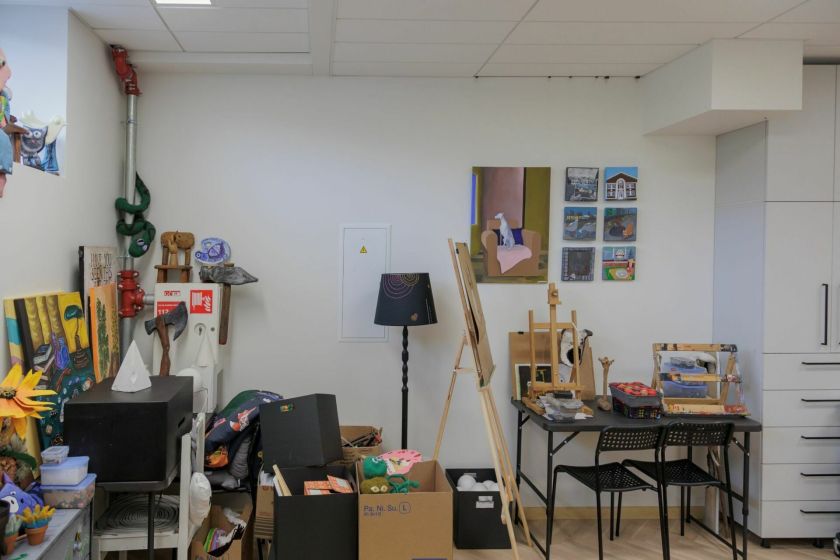 Mažų erdvių dizaino galimybės: kaip 37 kv. metrų patalpa virto daugiafunkce kūrybos studija