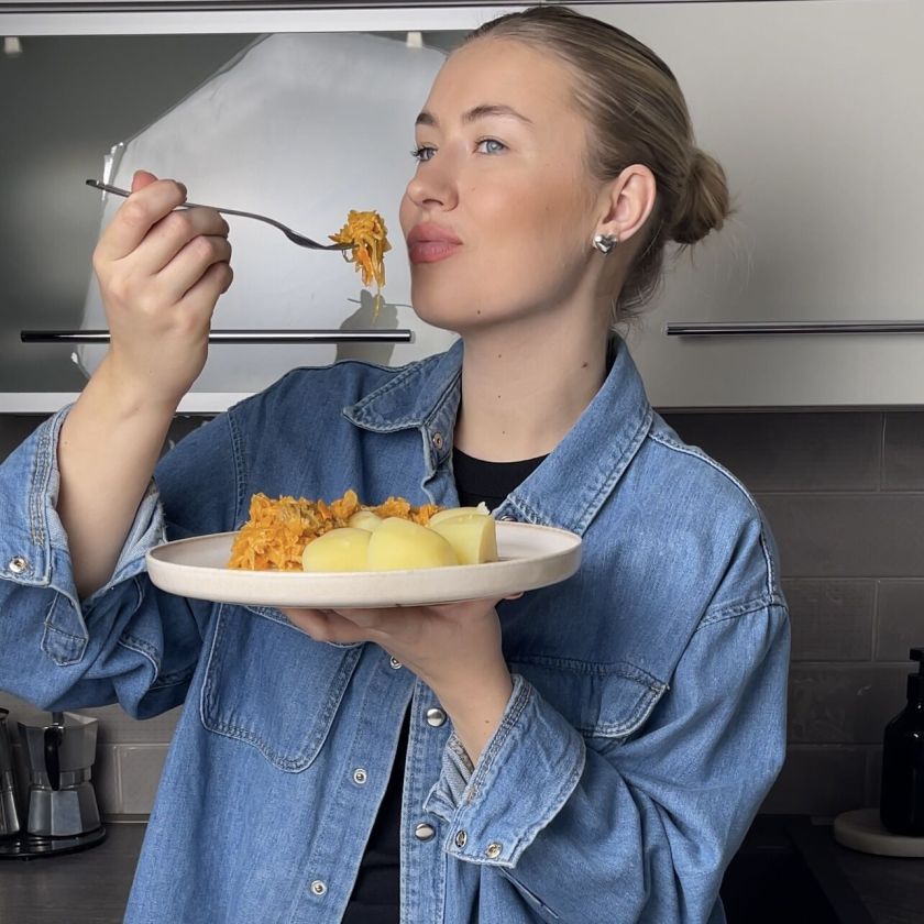 Kai norisi skaniai ir taupiai: kiaulienos mentės troškinys su kopūstais ir šnicelis