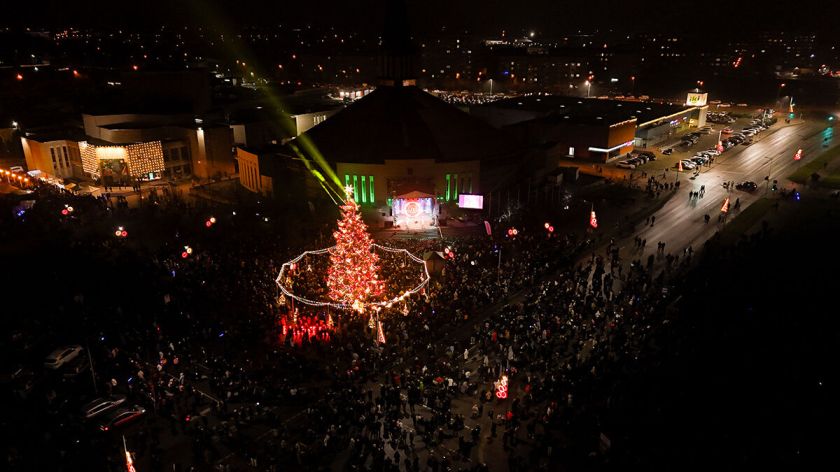 Mažeikiai nušvito kalėdine šviesa – sužibo eglė ir visa aikštė