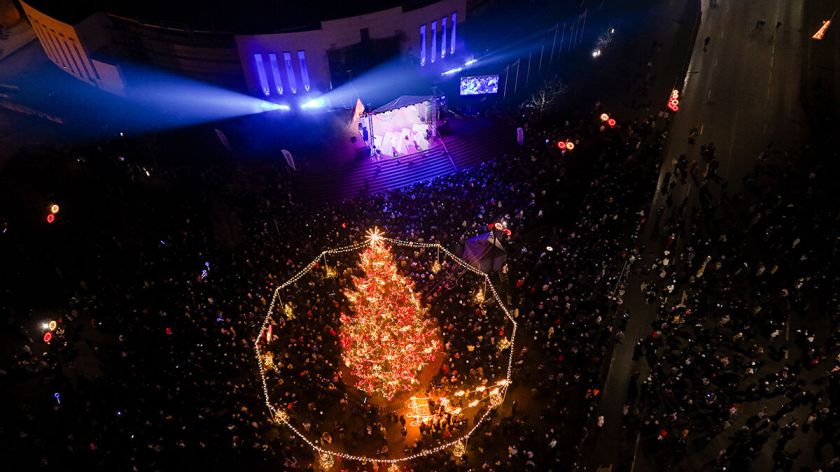 Mažeikiai nušvito kalėdine šviesa – sužibo eglė ir visa aikštė