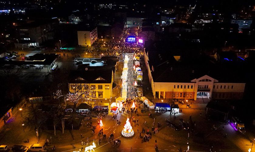 Šventinė nuotaika Mažeikiuose – atidarytas Kalėdų miestelis