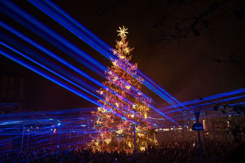 Mažeikiai nušvito kalėdine šviesa – sužibo eglė ir visa aikštė
