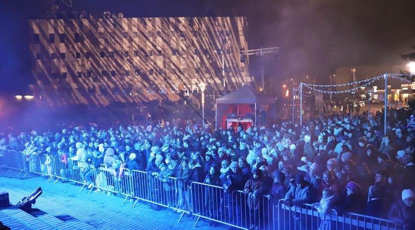 Mažeikiai nušvito kalėdine šviesa – sužibo eglė ir visa aikštė