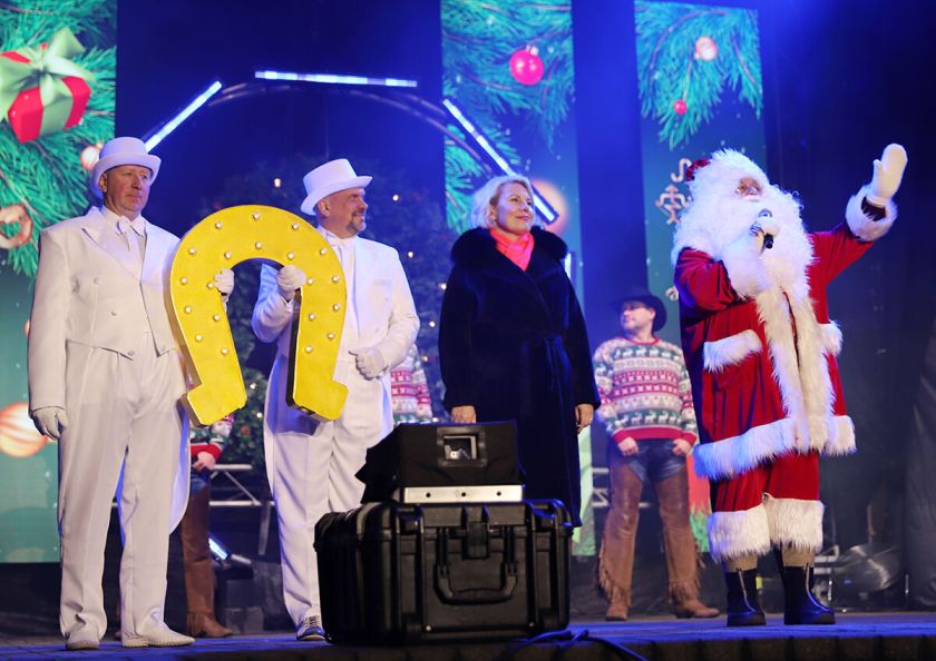 Mažeikiai nušvito kalėdine šviesa – sužibo eglė ir visa aikštė