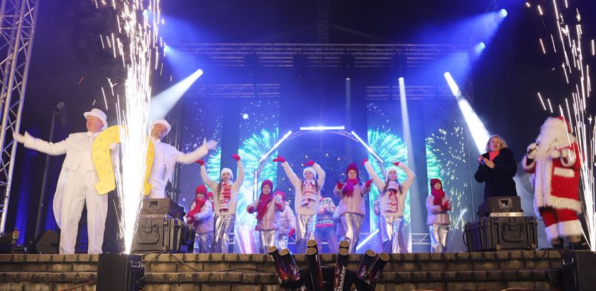 Mažeikiai nušvito kalėdine šviesa – sužibo eglė ir visa aikštė