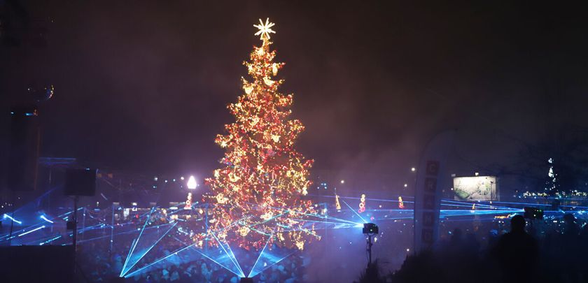 Mažeikiai nušvito kalėdine šviesa – sužibo eglė ir visa aikštė