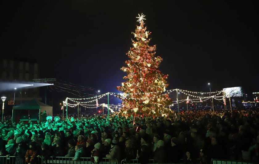 Mažeikiai nušvito kalėdine šviesa – sužibo eglė ir visa aikštė