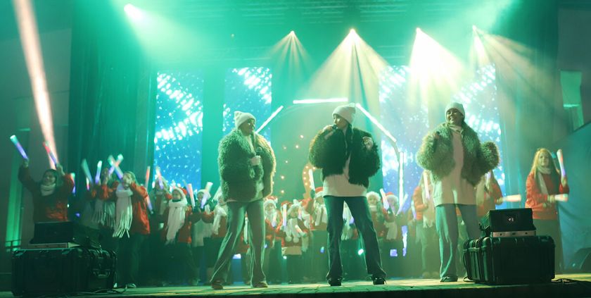 Mažeikiai nušvito kalėdine šviesa – sužibo eglė ir visa aikštė