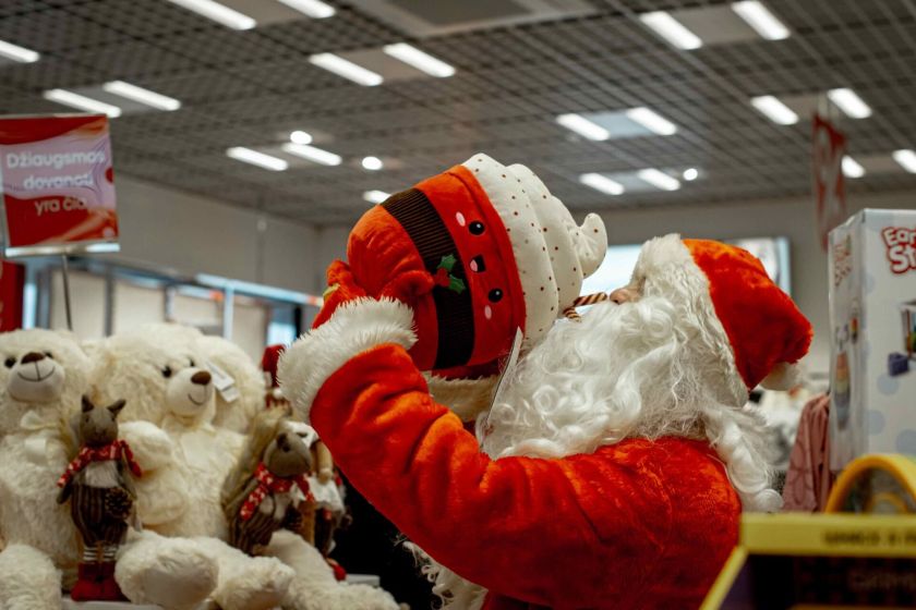 Savaitgalį ir pirmadienį „TOWER“ Kalėdų Senelis vaikus džiugins šimtais dovanėlių