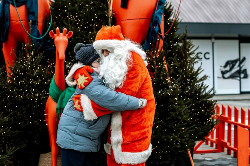 Savaitgalį ir pirmadienį „TOWER“ Kalėdų Senelis vaikus džiugins šimtais dovanėlių