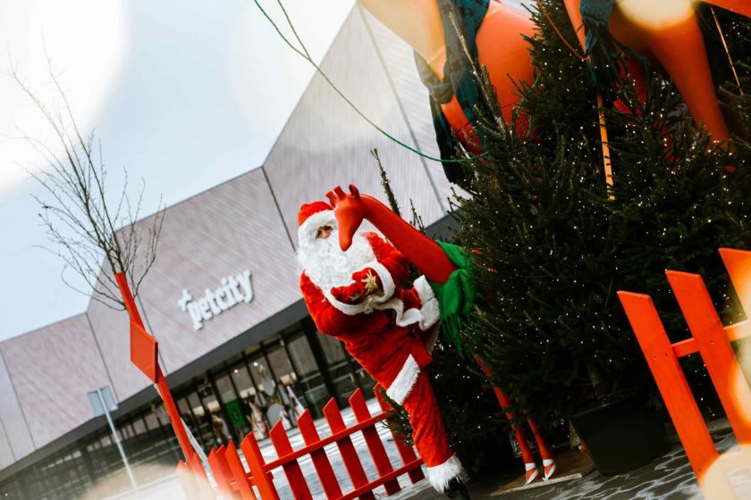 Savaitgalį ir pirmadienį „TOWER“ Kalėdų Senelis vaikus džiugins šimtais dovanėlių