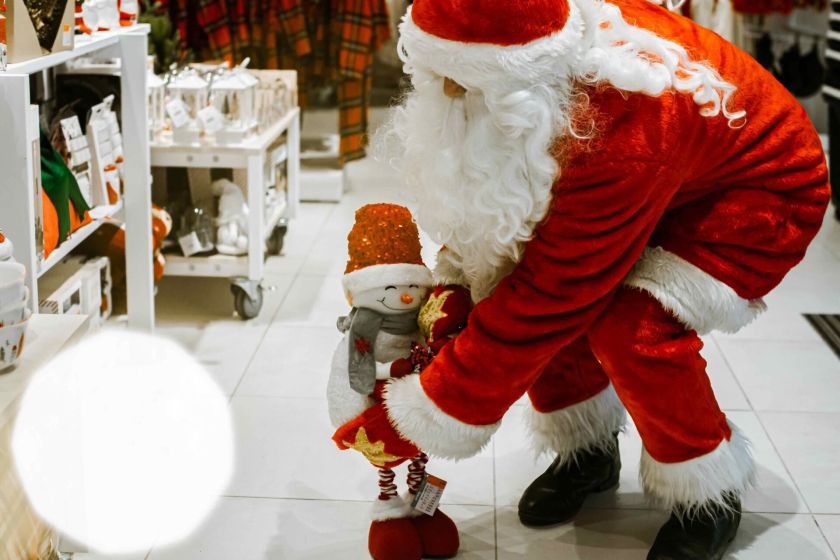 Savaitgalį ir pirmadienį „TOWER“ Kalėdų Senelis vaikus džiugins šimtais dovanėlių