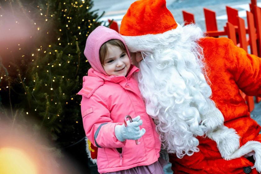 Savaitgalį ir pirmadienį „TOWER“ Kalėdų Senelis vaikus džiugins šimtais dovanėlių